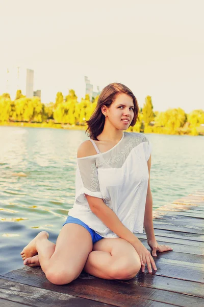 Portrait Jeune Belle Femme Bord Lac Sur Une Jetée Bois — Photo