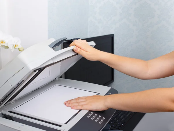 Main de femme avec copieur de travail — Photo