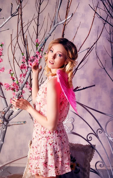 Молода красива жінка в костюмі ангела з рожевими крилами — стокове фото