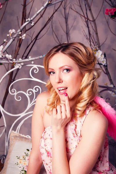 Jonge mooie vrouw in engel kostuum met roze vleugels — Stockfoto