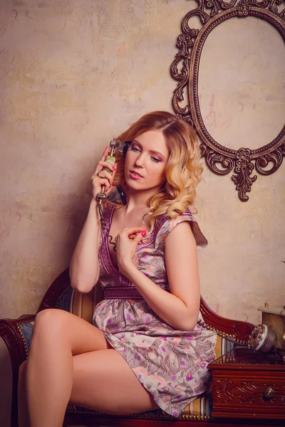 Portret van mooie sensuele jonge dame met stijlvolle telefoon — Stockfoto