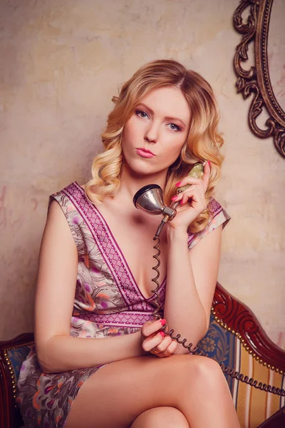 Retrato de bela sensual jovem com telefone elegante — Fotografia de Stock