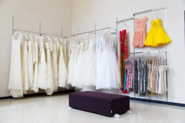 Vestidos de casamento em cabides na loja — Fotografia de Stock