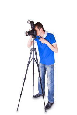 Genç adam kameraya bir tripod üzerinde seyir