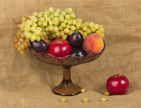 Uma tigela de frutas e maçã vermelha — Fotografia de Stock