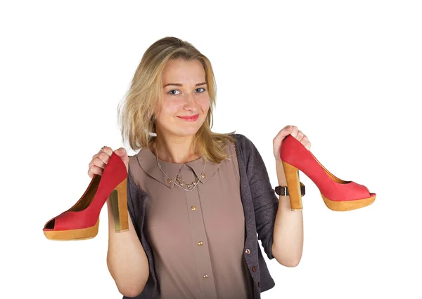 Kırmızı ayakkabılar tutan genç çekici kadın — Stok fotoğraf