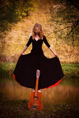 Gitarlı genç kadın.