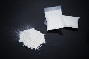 beyaz toz ile şeffaf plastik torbalar