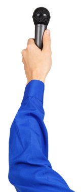 Elini bir mikrofon tutan mavi gömlekli