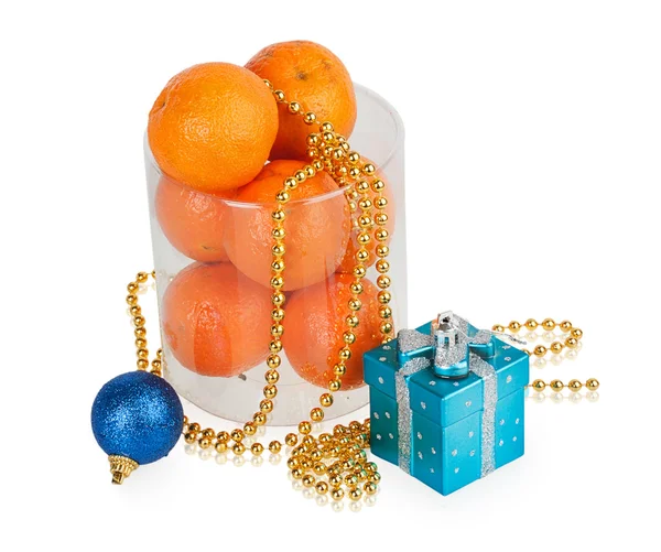 Mandarinen und Weihnachtsspielzeug — Stockfoto