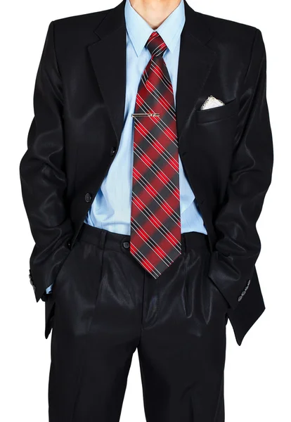 Man in een zwart pak houdt handen in zakken — Stockfoto