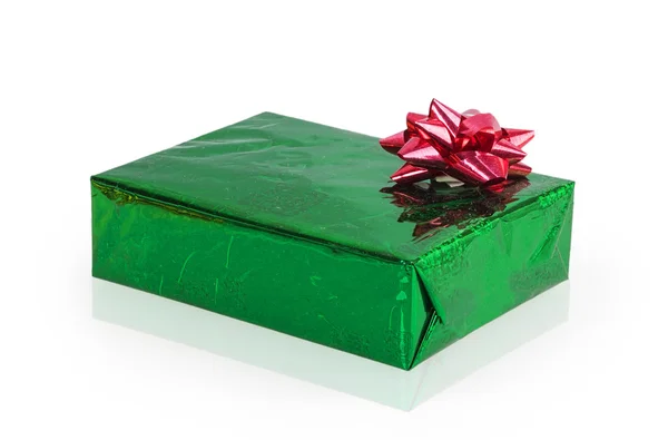 Zelená dárková krabička s červenou mašlí — Stock fotografie