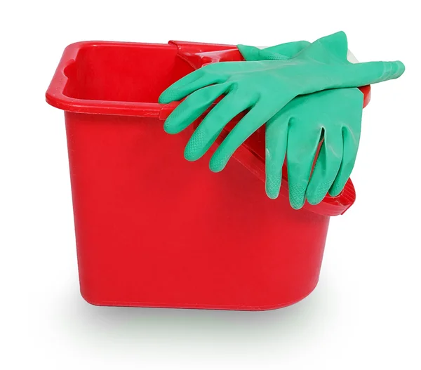 Czerwone wiadro plastikowe i gumowe zielone rękawice — Zdjęcie stockowe