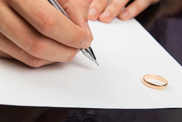 離婚届に署名男性の手のクローズ アップ — ストック写真