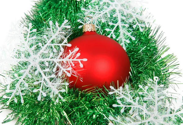 Рождественские шары с гирляндами и снежинками — стоковое фото