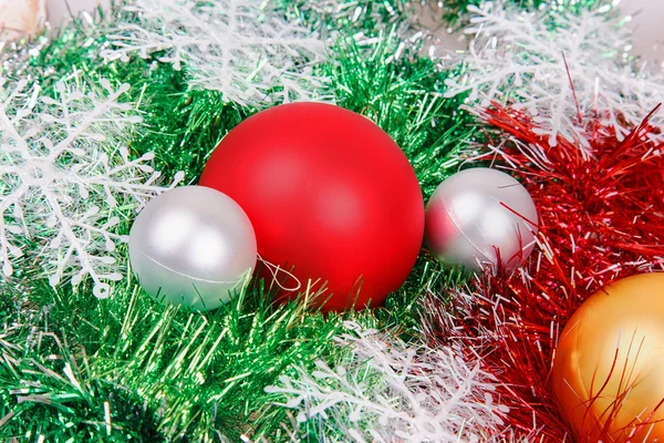 Рождественские шары с гирляндами и белыми снежинками — стоковое фото