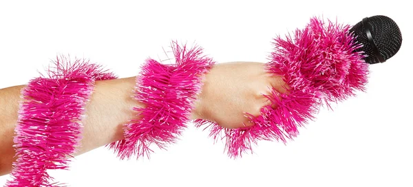 Weibliche Hand mit rosa Girlande, die ein Mikrofon hält — Stockfoto