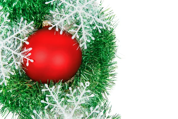 Boules de Noël avec guirlandes et flocons de neige — Photo