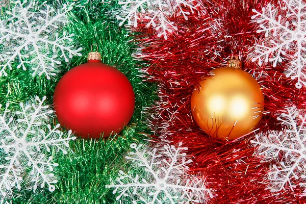 Boules de Noël avec guirlandes et flocons de neige blancs — Photo