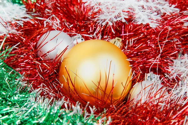 Рождественские шары с гирляндами и белыми снежинками — стоковое фото