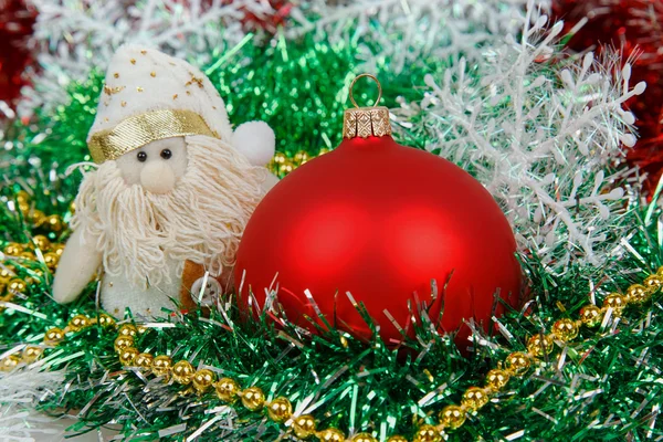 Galletas de jengibre con guirnalda verde y juguetes de Navidad —  Fotos de Stock