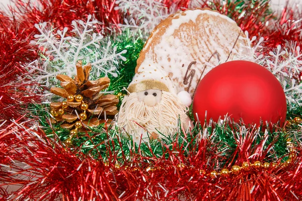 Biscuits au pain d'épice avec guirlande verte et jouets de Noël — Photo