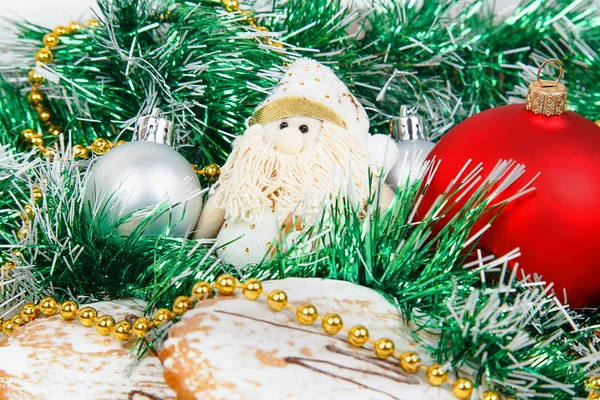 Пряничное печенье с зеленой гирляндой и рождественскими игрушками — стоковое фото