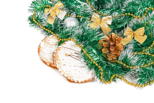 Gingerbread cookies with green garland and Christmas toys — Stock Photo, Image