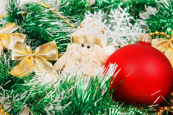 Gingerbread çerezleri yeşil çelenk ve Noel oyuncaklar — Stok fotoğraf