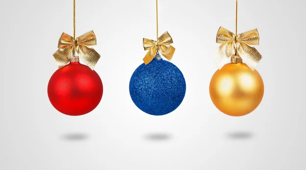 Tre palline di Natale con fiocchi d'oro — Foto Stock