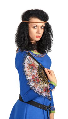 Genç kadın tarihi mavi elbiseli bir fan ile