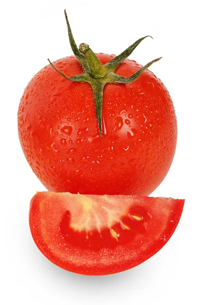 Tomate mûre rouge avec des gouttes — Photo