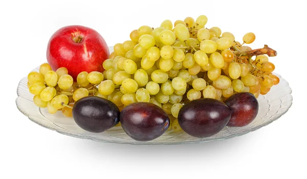 Prato de vidro com uvas, ameixas, pêssegos e maçãs — Fotografia de Stock