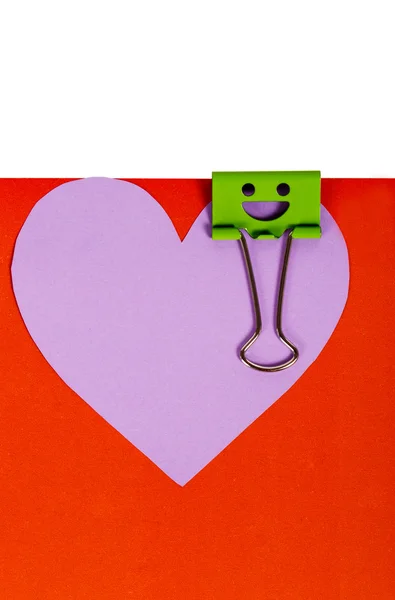 Kağıt kalp yeşil bağlayıcı gülen ile tutturulmuş — Stok fotoğraf