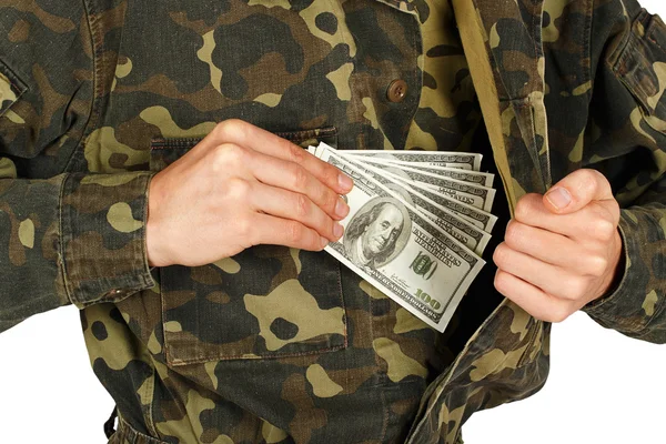 Hombre con uniformes militares saca dinero de su chaqueta — Foto de Stock