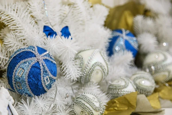 Beyaz köknar ile Noel mavi ve beyaz toplar — Stok fotoğraf