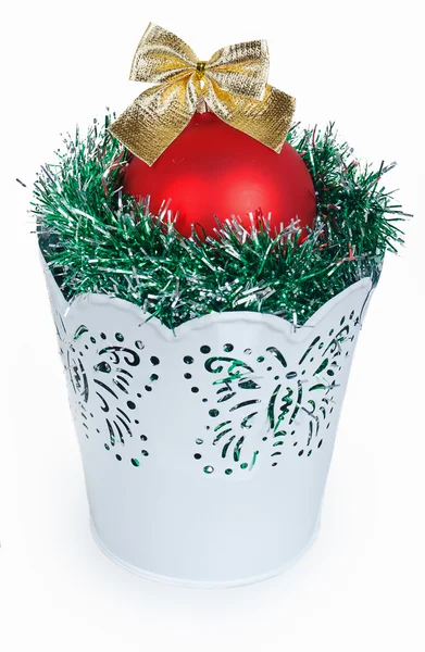 Golden Christmas palla rossa e la ghirlanda verde in wh decorativo — Foto Stock