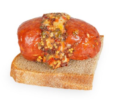 Sosis ekmek baharatlar ile üzerinde