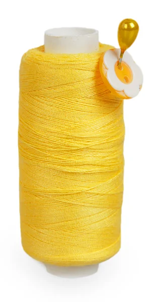 La bobine de fil jaune avec le bouton jaune sur la broche — Photo