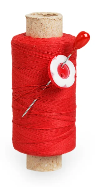 Spolen av röd tråd med den röda knappen på stift — Stockfoto
