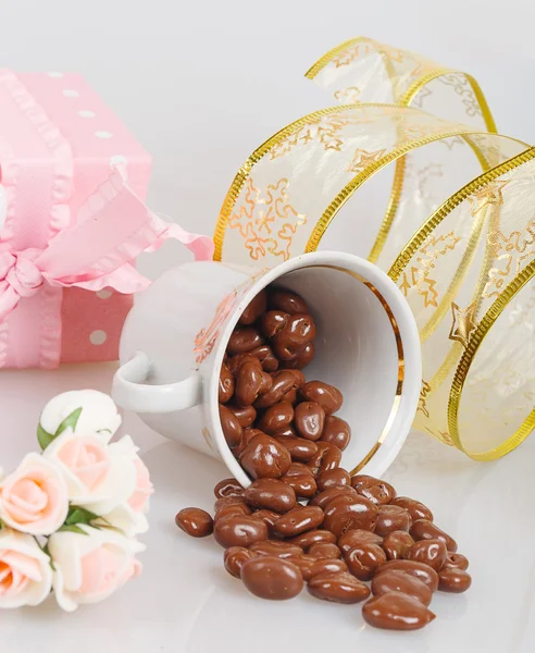 Dragees de chocolate em uma xícara invertida com decoração — Fotografia de Stock