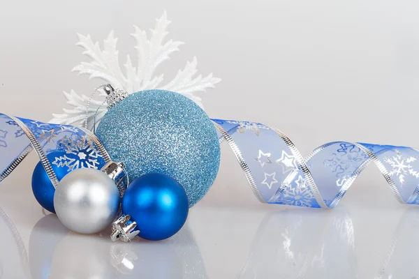 Blue Christmas bollar med vita snöflingor och bandet — Stockfoto