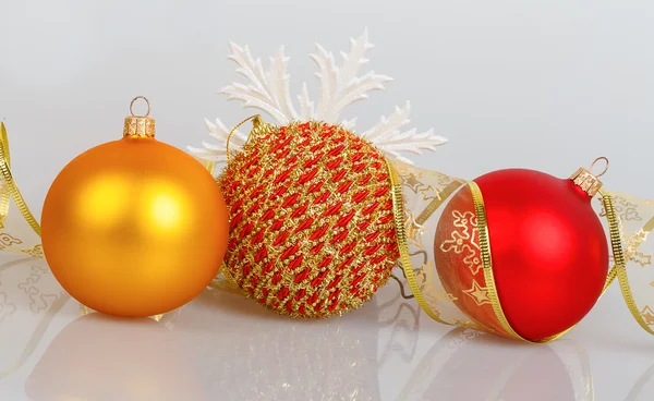 Tre julgranskulor och vit snöflinga — Stockfoto