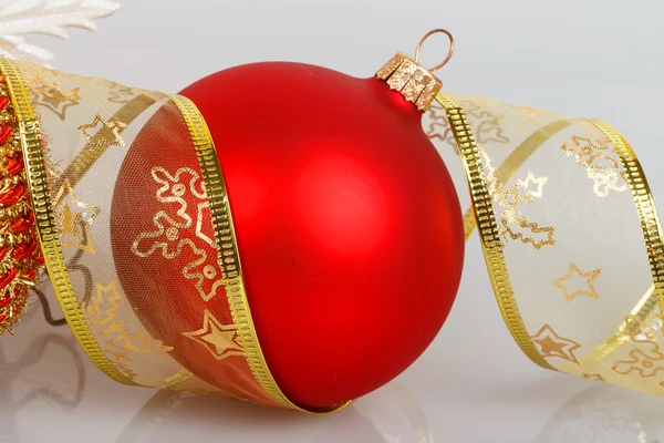 Bola roja de Navidad — Foto de Stock