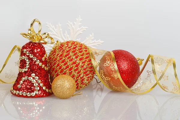 Tres bolas de Navidad con campana roja y copo de nieve blanco — Foto de Stock