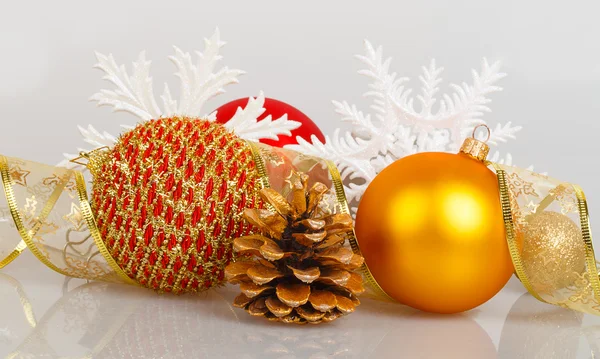 Christmas balls and dump with white snowflakes — Stock Photo, Image