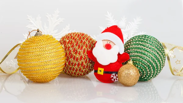 Santa Claus con bolas de Navidad y copos de nieve blancos — Foto de Stock