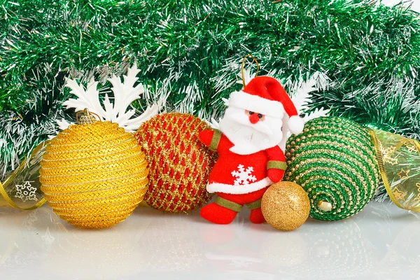 Santa Claus con bolas de Navidad y copos de nieve blancos — Foto de Stock