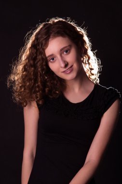 Güzel bir gülümseyen genç kadının düşük anahtar atış