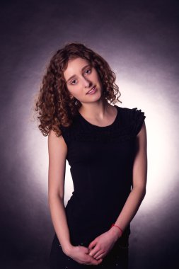 Güzel bir gülümseyen genç kadının düşük anahtar atış